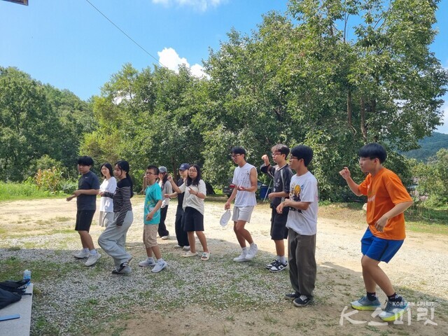 야외에서 자연과 교류하며 플로깅을 통해 환경사랑을 실천하는 학생들. 사진 오소민 기자.
