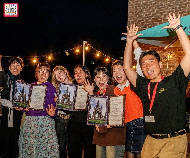 아시안 아츠 어워즈 수상. 사진 에이투비즈