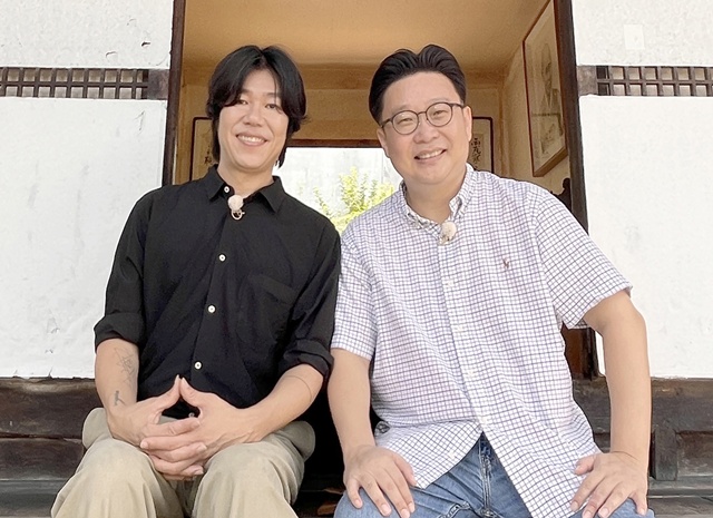 ‘다시 쓰는 대한이 살았다’ 영상을 심우장에서 촬영한 서경덕 교수(오른쪽)와 싱어송라이터 이상순. 사진 서경덕 교수실