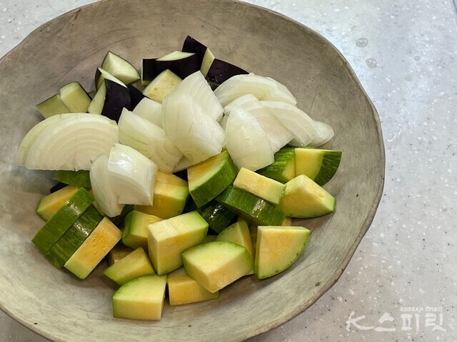 다이어트와 저속노화를 위한 밥도둑 가지찌개 레시피 1. 사진 백연지 시민기자.