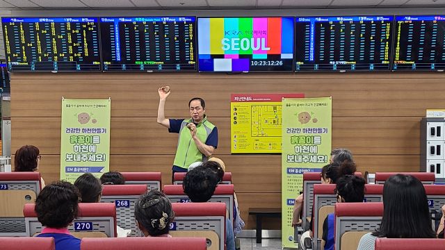 윤동환 강사가 기후위기와 지구환경에 대한 강연을 진행하고, EM흙공이 하천을 정화하는 과정을 상세하게 소개했다. 사진 지구시민연합경남지부