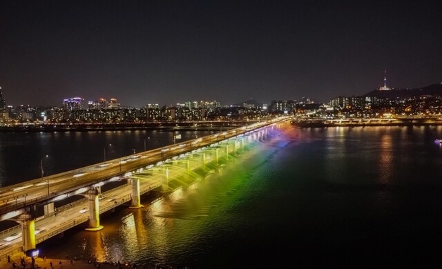 9월 5일부터 10월 18일까지 매주 금요일과 토요일 저녁 운영되는 '한강야경투어' 중 반포달빛무지개분수. 사진 서울시