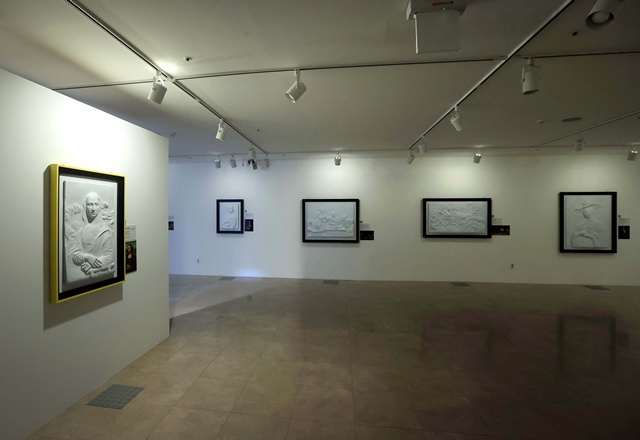 서울 대학로 이음갤러리에서 9월 4일 개막한 ‘시각장애인을 위한 어두운 미술관’ 전시장에는 AI·3D프린팅 기술로 재현한 명화가 전시되어 있다. 사진 ㈜유니원커뮤니케이션즈 제공