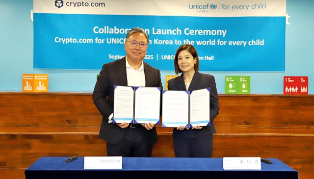 유니세프 한국위원회 조미진 사무총장(오른쪽)과 크립토닷컴 코리아 사장 패트릭 윤이 9월 8일 유니세프 한국위원회에서 어린이 건강한 성장 지원을 위한 업무협약을 체결했다. 사진 유니세프 한국위원회 제공