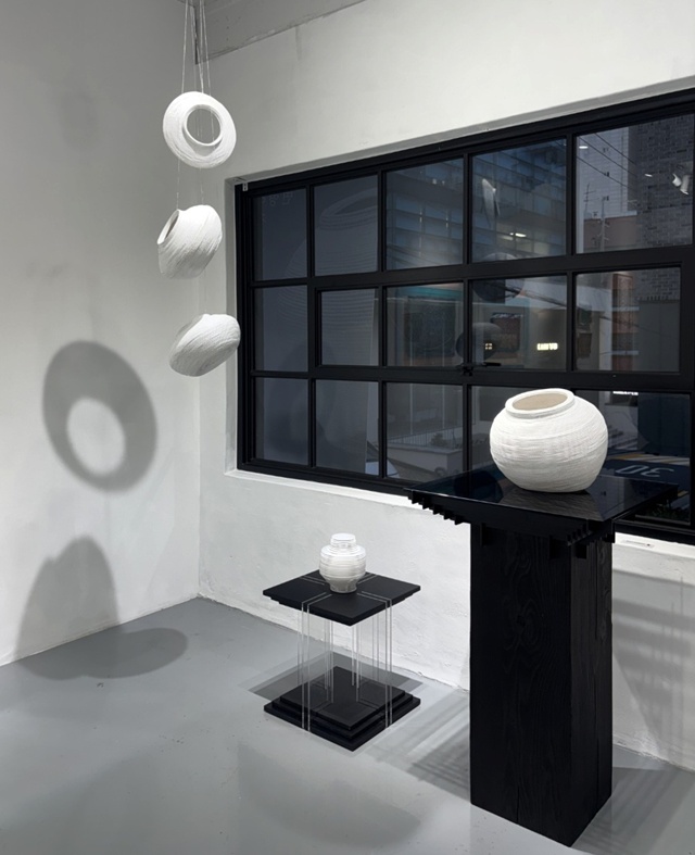 융복합 예술가 김현수 초청 개인전 "변형하는 직물Transformative Textiles" 전시 작품. 이미지 스텔라갤러리 제공