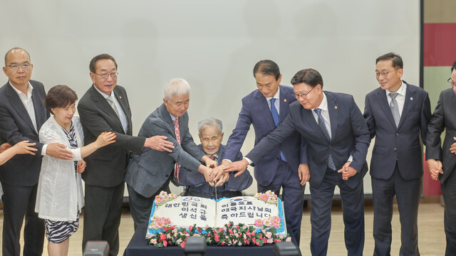 지난 9월 8일 생존 애국지사 이석규 지사의 100번째 생일을 맞아 권오을 국가보훈부 장관 등이 참석한 가운데 상수연을 개최했다. 사진 국가보훈부.