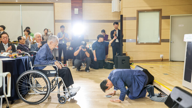 이석규 애국지사의 상수연에서 권오을 국가보훈부장관은 큰 절로 지사의 희생과 헌신에 감사를 표했다. 사진 국가보훈부.