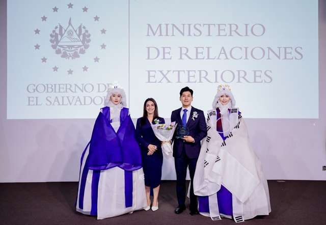 한문화진흥협회 정사무엘 회장(사진 우측에서 두 번)이 엘살바도르 외교부 장관 표창을 받았다. 제공 한문화진흥협회