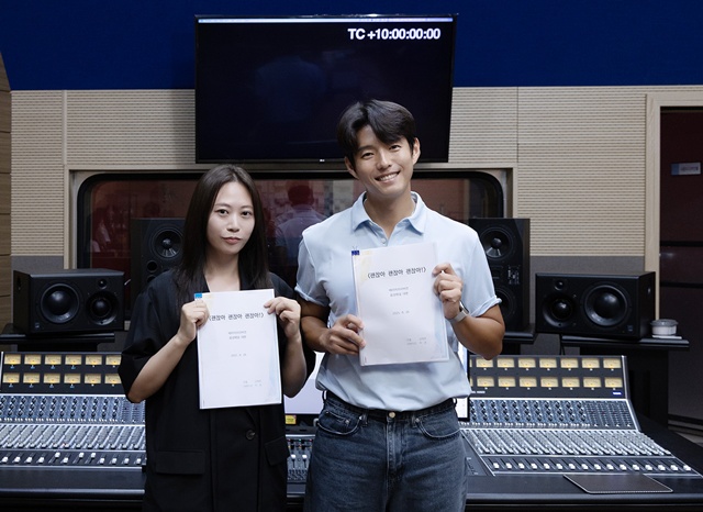 영화 '괜찮아 괜찮아 괜찮아!' 배리어프리버전 제작에 참여한 김혜영 감독(사진 왼쪽)과 하준 배우. 사진 (사)배리어프리영화위원회 제공