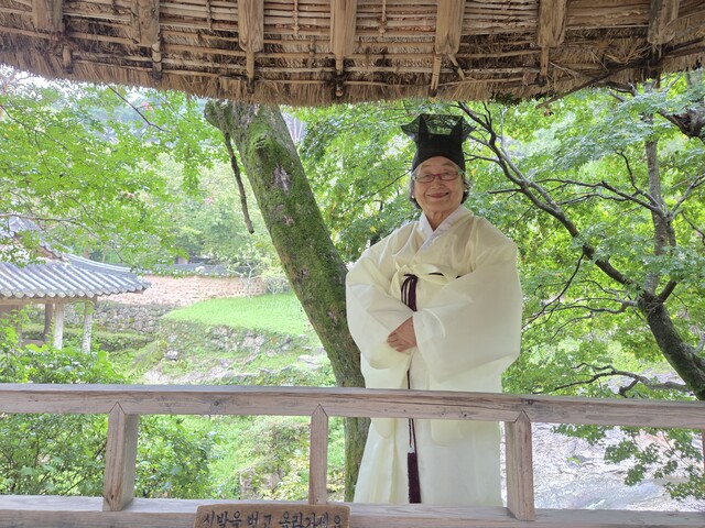 선 선비 복장으로 안내한 소쇄원지기 오소후 시인. 사진 소쇄원.