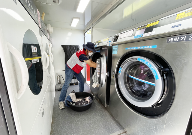 희망브리지는 9월 23일까지 강릉에서 의류와 이불 등 총 6,260kg의 세탁물을 처리했다. 사진 희망브리지 제공