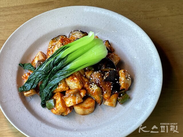 비건콩고기 템페를 활용한 매콤달콤 바삭 '템페 가지 강정'. 사진 백연지 시민기자.