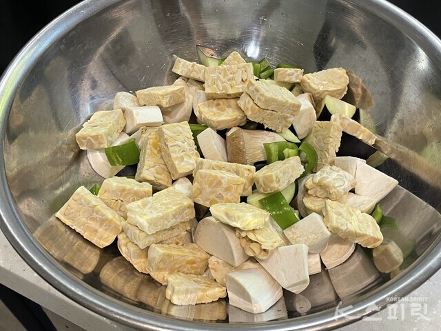 매콤달콤 바삭한 비건 다이어트 '템페 가지 강정' 레시피 1. 사진 백연지 시민기자.