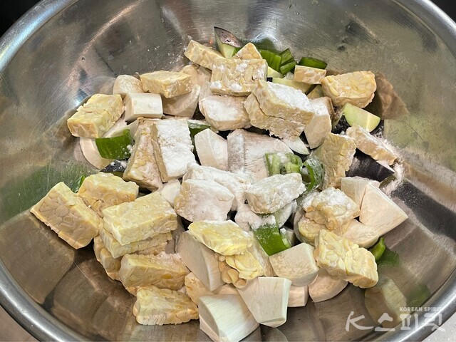 매콤달콤 바삭한 비건 다이어트 '템페 가지 강정' 레시피 2. 사진 백연지 시민기자.