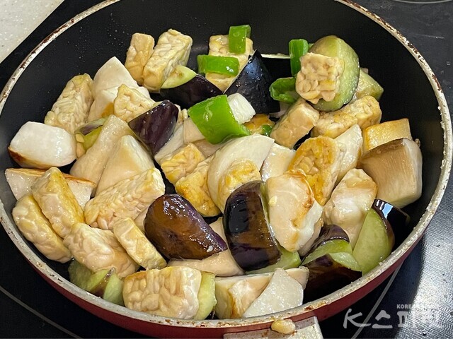 매콤달콤 바삭한 비건 다이어트 '템페 가지 강정' 레시피 3. 사진 백연지 시민기자.