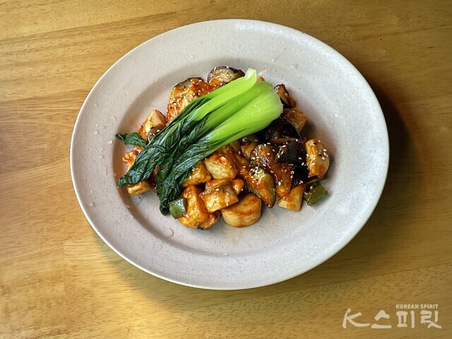 매콤달콤 바삭한 비건 다이어트 '템페 가지 강정' 레시피 5. 사진 백연지 시민기자.