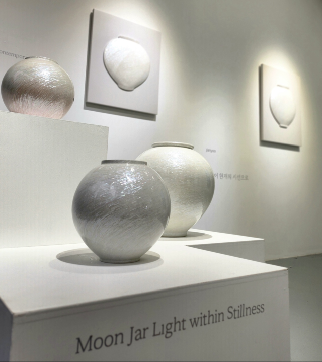 스텔라 갤러리 "달을 품다" 전시장내 작품 설치 모습. 이미지 스텔라 갤러리