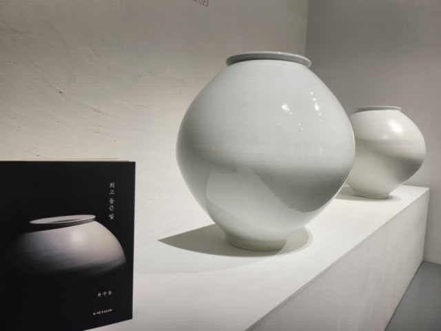 스텔라 갤러리 "달을 품다" 전시장내 작품 설치 모습. 이미지 스텔라 갤러리