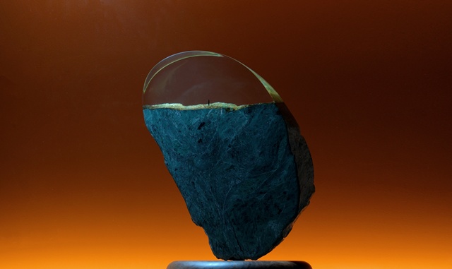 팀 리, Follow the Light (Whale), 2025, Rock, Epoxy resin, LED, 45x16x50cm. 이미지 이벨리