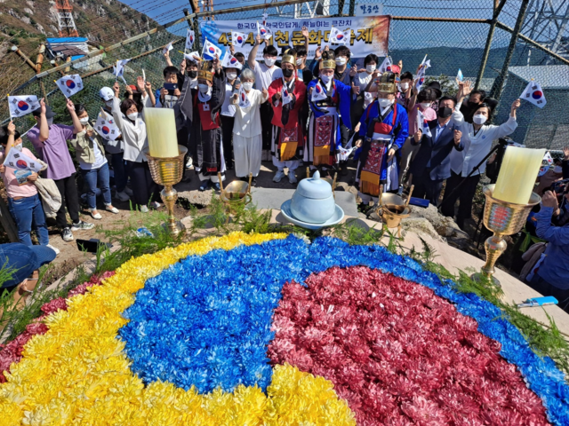 대구국학원과 대구국학운동시민연합은 매년 팔공산 천제단에서 개천대제 재현행사를 개최한다. 사진 대구국학원.
