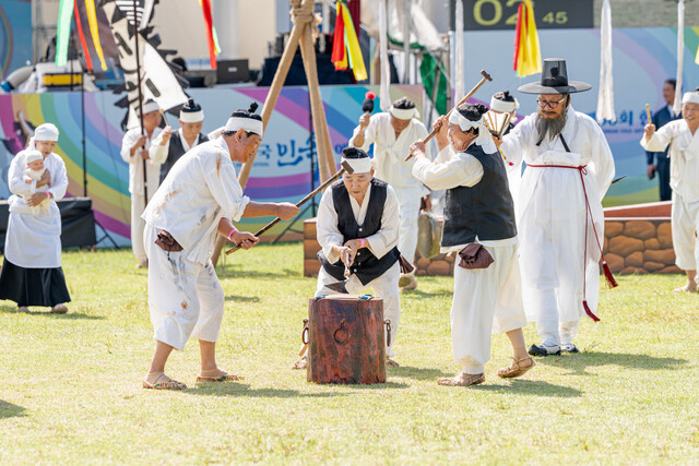 일반부 대상 울산쇠부리소리보존회 ‘울산쇠부리소리’ 공연 장면. 사진 전통공연예술진흥재단