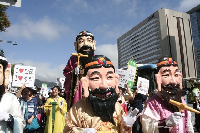 역대 서울 도심 개천절 거리 퍼레이드 모습. 사진 강나리 기자.