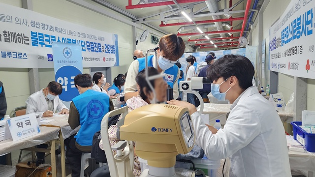 안과 진료 모습. 사진 블루크로스의료봉사단