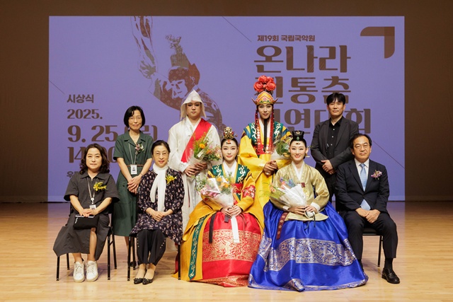 수상자 전체(아래줄 오른쪽 두번째 최우수상 배우진,  세번째 금상 노경은,  윗줄 오른쪽 세번째 은상 박하겸, / 두번째 동상 변창준). 사진 국립국악원