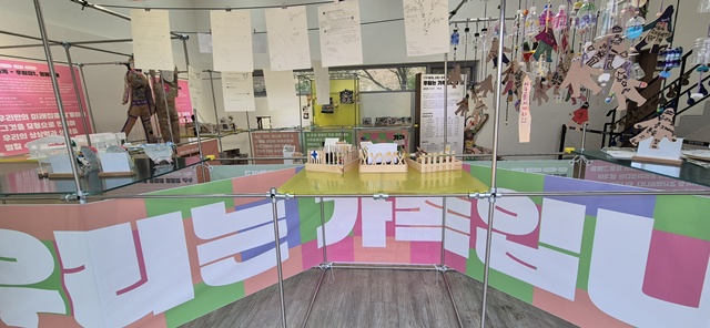 "우리는 가족입니다"전시 모습. 이미지 김포문화재단 제공