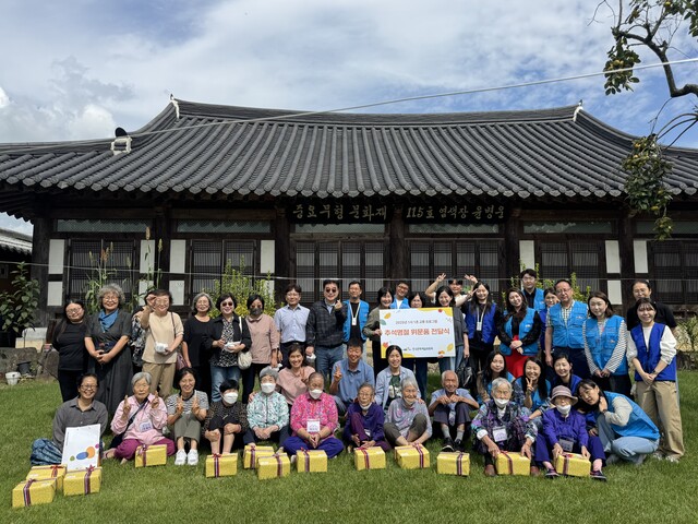한국문화예술위원회가 9월 30일 추석 명절을 맞이하여 ‘1사 1촌’ 자매결연 마을인 나주시 명하쪽빛마을을 방문해 교류 활동을 했다. 사진 한국문화예술위원회