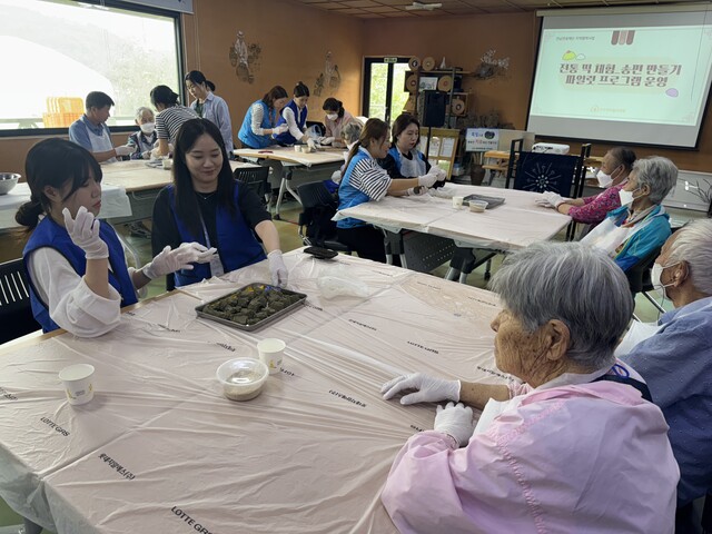 한국문화예술위원회가 9월 30일 추석 명절을 맞이하여 ‘1사 1촌’ 자매결연 마을인 나주시 명하쪽빛마을을 방문해 교류 활동을 했다. 사진 한국문화예술위원회
