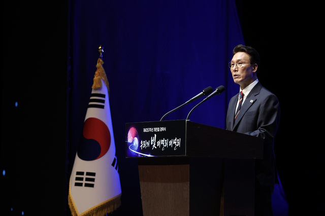 김민석 국무총리가 10월 3일 세종문화회관에서 열린 제4357주년 개천절 경축식에 참석, 경축사를 하고 있다. 사진 국무총리 비서실