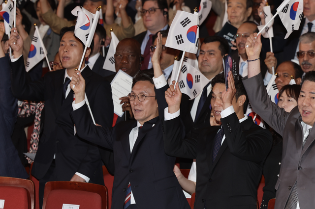 김민석 국무총리가 10월 3일 세종문화회관에서 열린 제4357주년 개천절 경축식에 참석, 태극기를 흔들며 개천절 노래를 하고 있다. 사진 국무총리 비서실