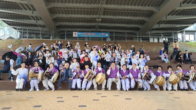 세종시민들이 마련한 개천축제 '개천절 랩소디'에 참여한 공연단. 사진 금강수변공원학교 마을공동체.