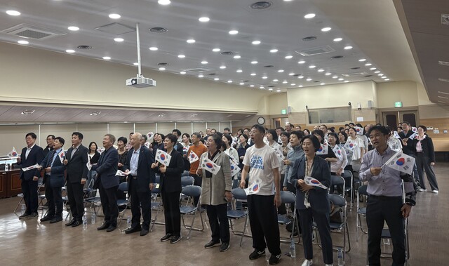 제4357주년 개천절을 맞아 경기도체육회관(수원시 장안구)에서 열린 경기국학원 개천절 기념행사. 개천절의 노래를 부르는 참석자들. 사진 경기국학원.