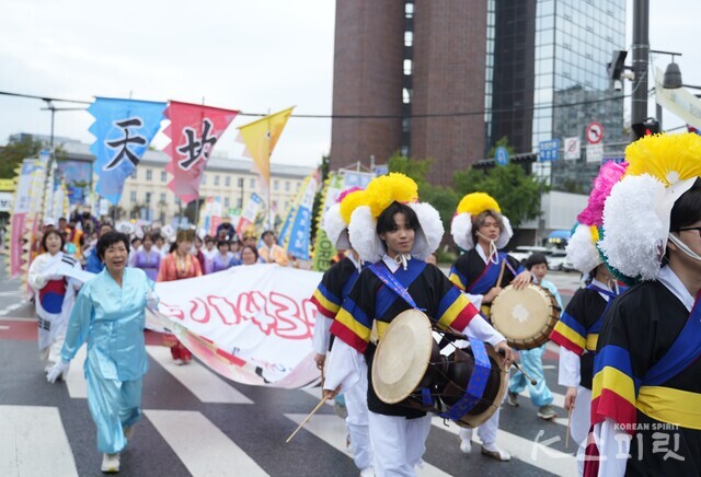 시민들의 환호 속에 열린송현 녹지광장을 출발하는 개천 퍼레이드 행렬. 사진 하미진 기자.