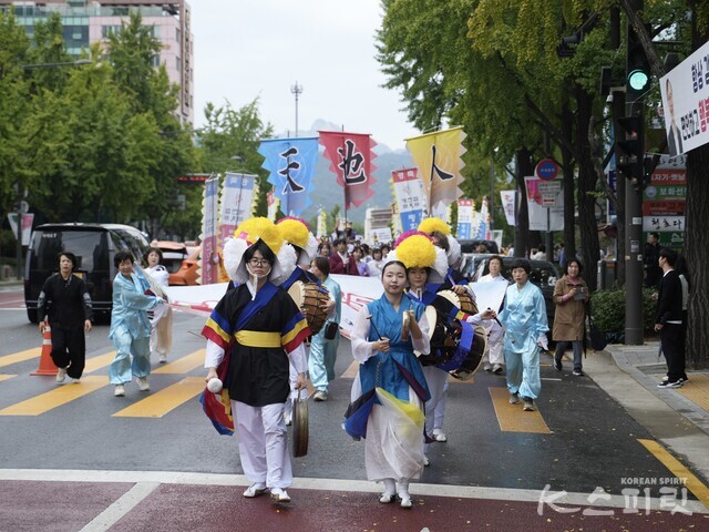 열린송현 녹지광장을 출발해 우정총국, 조계사를 지나는 개천행렬. 풍류도 풍물패가 앞장섰다. 사진 하미진 기자.