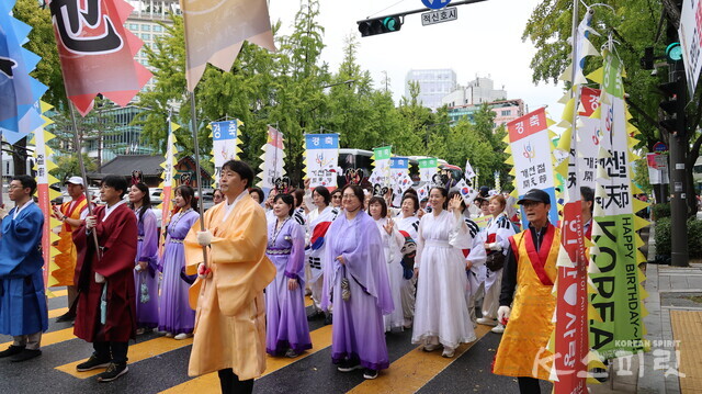 서울국학원 주최로 서울 도심을 지나는 개천 퍼레이드. 사진 강나리 기자.