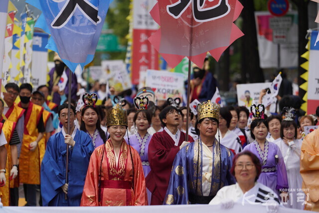 개천 퍼레이드를 이끄는 환웅과 웅녀, 키다리 단군. 사진 하미진 기자.