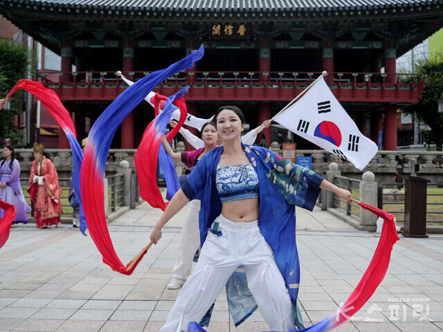 K-Starz 천신무예예술단의 개천 축하공연. 사진 하미진 기자.