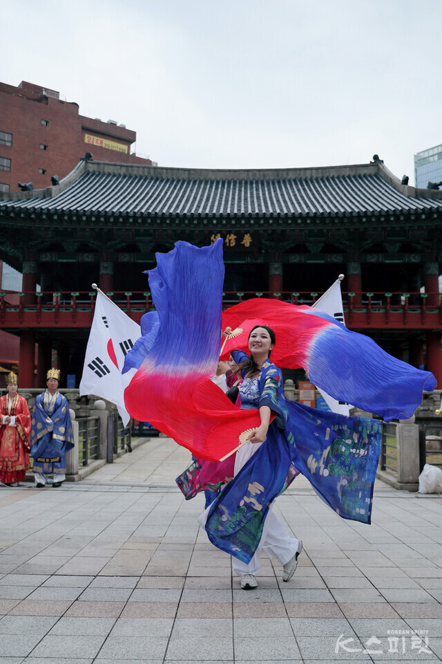아름다운 태극 부채춤을 선보인 K-Starz 천신무예예술단. 사진 하미진 기자.