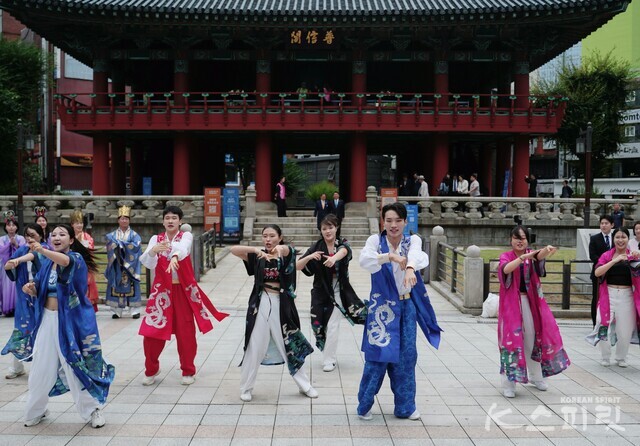 서울 종로 보신각 앞에서 펼쳐진 K-Starz 천신무예예술단의 개천 축하공연. 사진 하미진 기자.