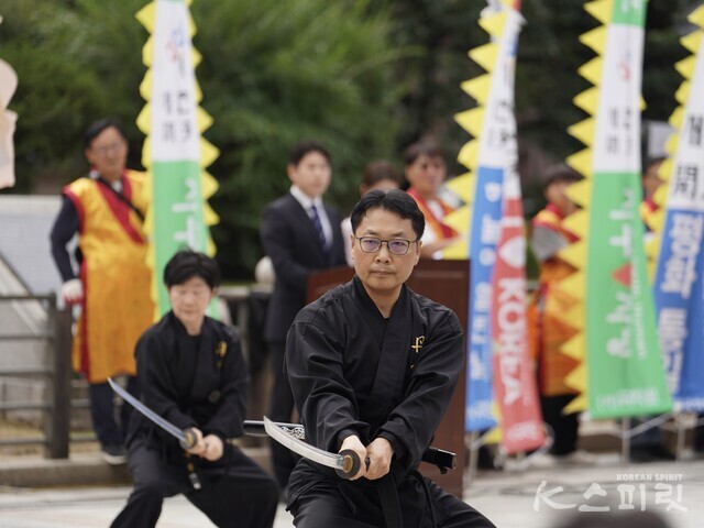 서울 종로 보신각에서 열린 (사)국학원 서울국학원 주최 개천절 기념식에서 천부신검 공연으로 웅혼한 기상을 펼치는  전통무예 단무도 시범단. 사진 하미진 기자.