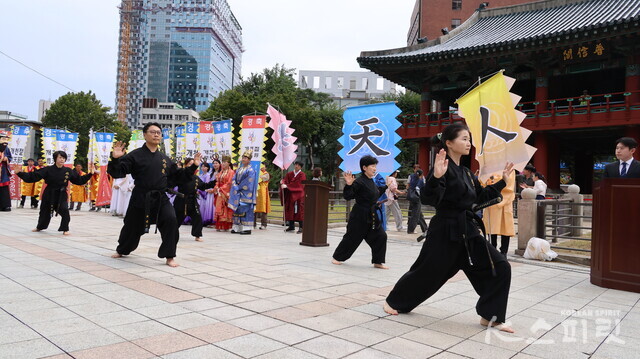 전통무예 단무도 시범단의 천부신검 공연. 사진 강나리 기자.