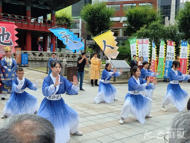 벤자민인성영재학교 학생들의 국학기공 시범. 사진 하미진 기자.