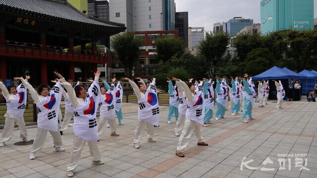 서울국학기공협회 은평구국학기공동호회의 나라사랑 기공 공연. 사진 강나리 기자.