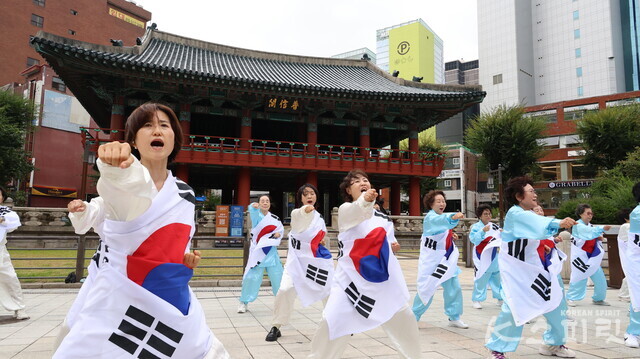 한국인의 힘찬 기상을 펼치는 은평구국학기공동호회. 사진 강나리 기자.