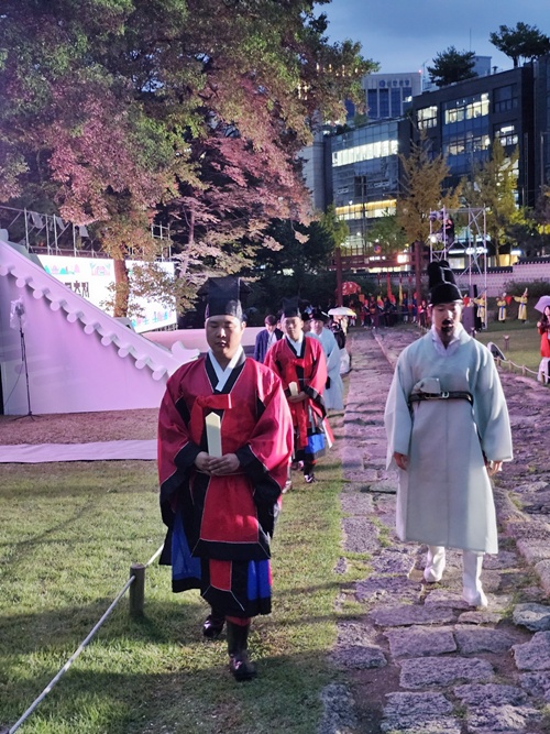 2025 세계유산 조선왕릉축전 사전 공개 '임금님의 능행'서 어도를 걷는 임금님. 사진 정유철 기자