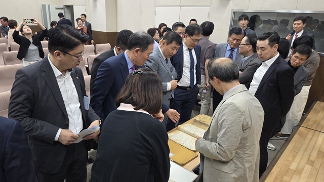 한국학중앙연구원이 15일 개최한  ‘2025 한국학 프리미엄 아카데미’에 참가한 기업인들이 정은주 왕실문헌연구실장의 해설을 들으며 2025년 장서각 특별전(칠궁, 왕의 어머니가 된 일곱 후궁)을 관람했다. 사진 한국학중앙연구원