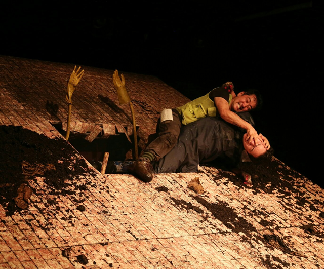 연극 '홀(HOLE)' 공연 장면. 사진 극단 앙상블